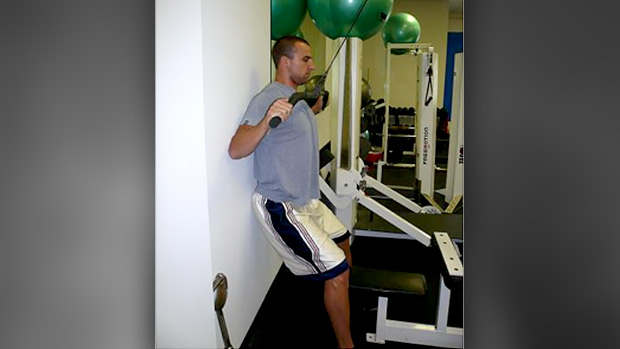 angled lat pulldown